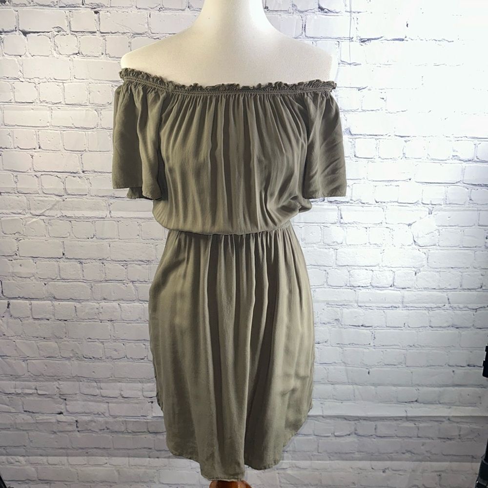 👗 Splendid Green Dress - Size Small - Versatile Shoulder Style -
